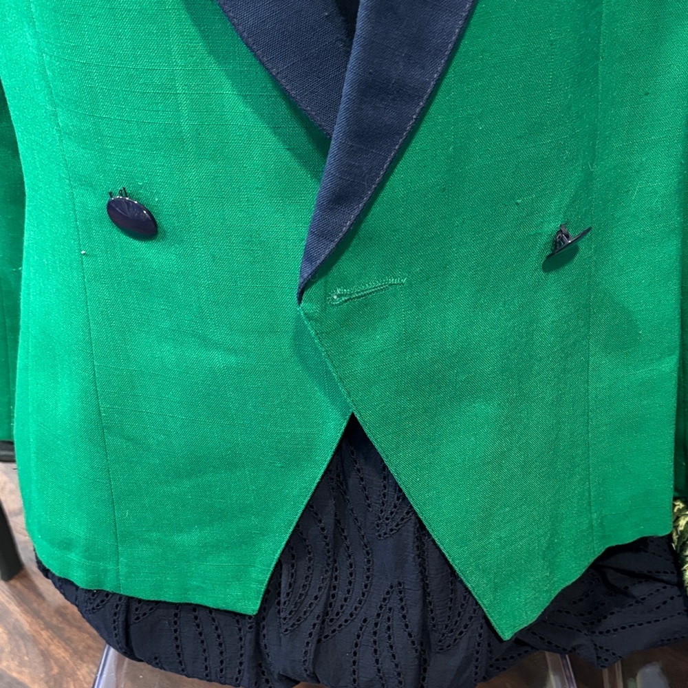 Stylish Green Blazer with Navy Accents - Picture 2 of 7